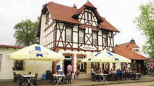 Das sanierte Bahnhofsgebude mit Bahnmuseum, Fahrkartenverkauf und Gastwirtschaft.