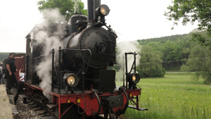 Die Lok wird im Endbahnhof Sgmhle abgekoppelt und an das Zugende umgesetzt.