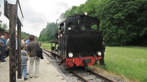 Im Alleingang fhrt sie auf dem berholgleis an den staunenden Bahn-Enthusiasten vorbei.  