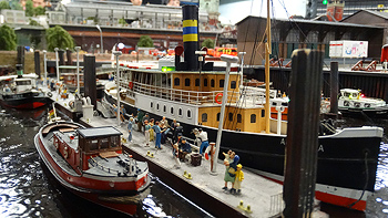 Mit einer Hafenrundfahrt im �Miwula� geht es gleich weiter.