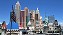 Manhatten in Las Vegas. Das „New York-New York“ hat eine Achterbahn, die durch das Haus und außen herum führt.