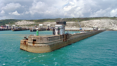 Hafeneinfahrt zum Fhrhafen Dover.
