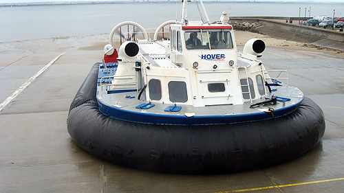 Vorher noch nie gesehen. Ein Hovercraft kurz vor der Abfahrt.