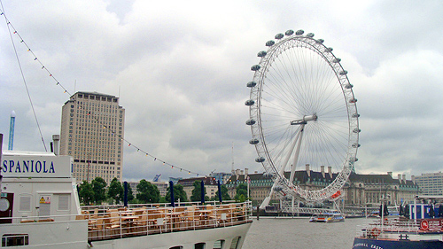 Ein neues Wahrzeichen: London Eye, 135 m hoch.