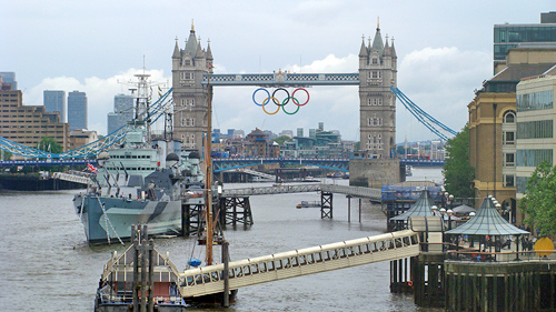 Tower Bridge, 1894 erffnet. Links davor Kreuzer Belfast der Royal Navy.