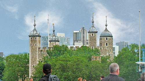 Im Vordergrund die Trme des Towers.