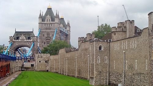 Festungsgraben mit Tower Bridge.